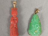 deux morceaux de jade et des pendentifs en jade posés sur une table
