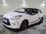 une photo d'une voiture Citrole blanche garée dans un garage