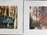 deux photos d'une voiture et d'un bâtiment accrochées au mur