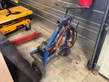 un vélo garé dans un garage
