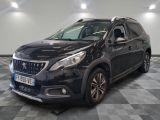 la voiture noire est garée dans le garage sur un sol en damier