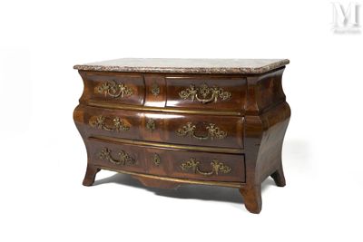 une commode en bois avec dessus en marbre