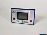 un petit appareil électronique posé sur une table