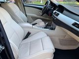 l'intérieur d'une voiture avec la porte ouverte et le siège du conducteur abaissé