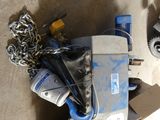 un tas d'objets par terre, à côté d'un vélo