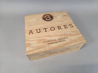 une boîte en bois sur laquelle est collée une étiquette portant la mention « autores »