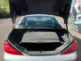 l'arrière d'une voiture argentée dont le coffre est ouvert