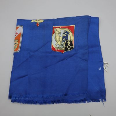 un gros plan sur une écharpe bleue sur laquelle figure l'image d'une femme