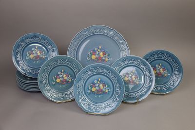 six assiettes bleues et blanches ornées de fleurs, posées sur une table