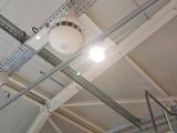 une lampe suspendue au plafond d'un immeuble