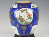 une image représentant un vase bleu orné de fleurs et d'oiseaux