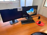 un bureau équipé de deux écrans et d'un clavier