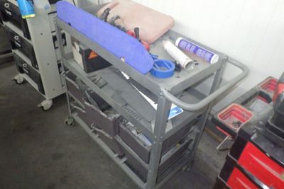 une photo d'un établi sur lequel sont posés des outils
