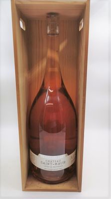 une bouteille de vin vide dans une caisse en bois posée sur une surface blanche