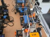 une table sur laquelle sont disposés de nombreux types de machines différents