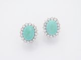 une paire de boucles d'oreilles en turquoise et diamants