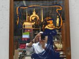 un homme se prenant en photo dans un miroir