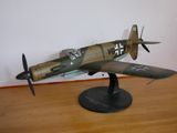 une maquette de petit avion posée sur une table en bois