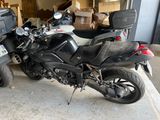 une moto garée à côté d'un camion