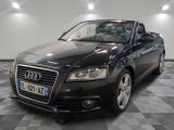 une photo d'une Audi décapotable noire garée dans un showroom