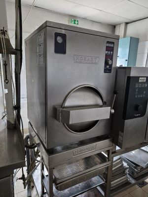 une image d'un four commercial dans une cuisine commerciale