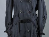 une photo d'un trench-coat noir sur un mannequin