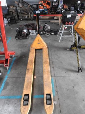 two skis that are sitting on the floor in the garage