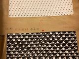 deux morceaux de tissu posés sur un morceau de papier kraft