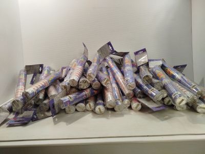 de nombreux rouleaux de papier toilette posés sur un comptoir