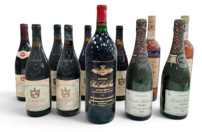 plusieurs bouteilles de vin sont alignées sur une surface blanche