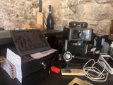une photo d'un bureau avec un ordinateur portable et une cafetière