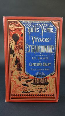 l'image d'un livre sur lequel figure la photo d'une femme