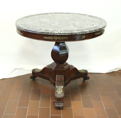 une table au plateau en marbre posée sur un sol en briques