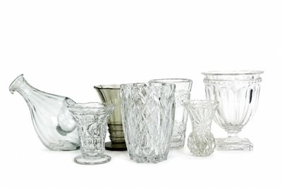 un grand nombre d'objets en verre posés sur une table