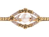 une image d'une bague en or et diamants sur fond blanc