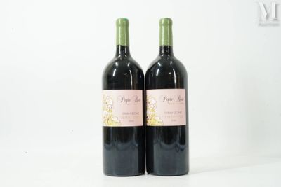 deux bouteilles de vin posées l'une à côté de l'autre sur une table