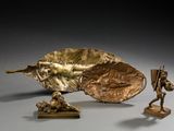 figurines en bronze représentant un homme et une femme tenant une feuille