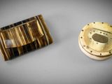 deux bijoux posés sur une table