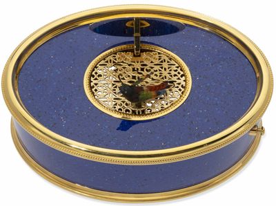 une boîte bleue et dorée sur laquelle est représenté un oiseau