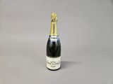 une bouteille de champagne posée sur une table