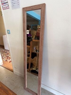 Un miroir rectangulaire contemporain à cadre en bois naturel…
