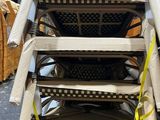 une pile de chaises empilées les unes sur les autres