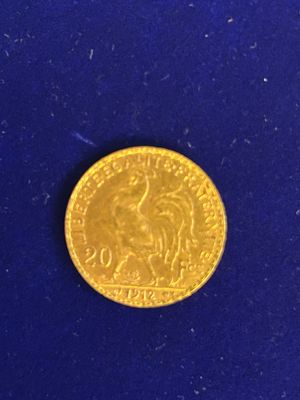 gros plan d'une pièce d'or sur une surface bleue