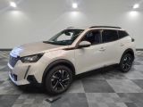 un 4x4 blanc garé dans une pièce au sol en damier