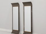deux miroirs dans une pièce aux murs et au sol blancs