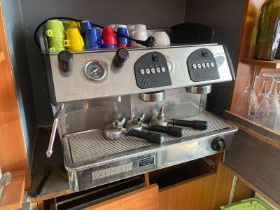 une photo d'une machine à café dans une cuisine