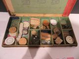 une boîte contenant toutes sortes d'articles de couture