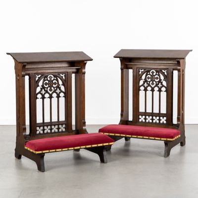une paire de bancs de style gothique avec des coussins rembourrés rouges