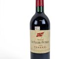 une bouteille de vin rouge posée sur une table blanche