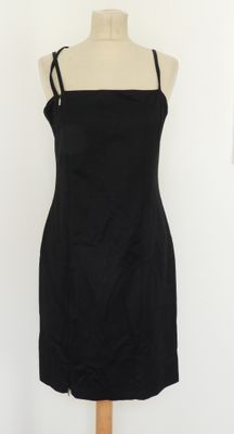 VESACE Jean Couture, une robe noire à fines bretelles et fer…